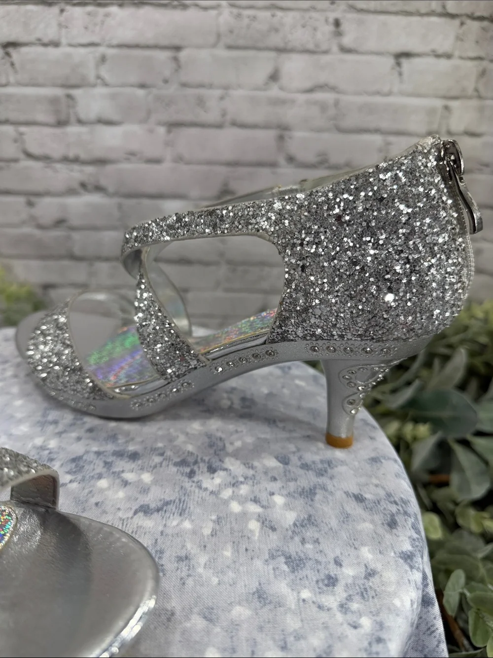 SILVER SLIPPER “Chloe” Silver Glitter Open-Toe Strappy Fashion Heels Girls 4M